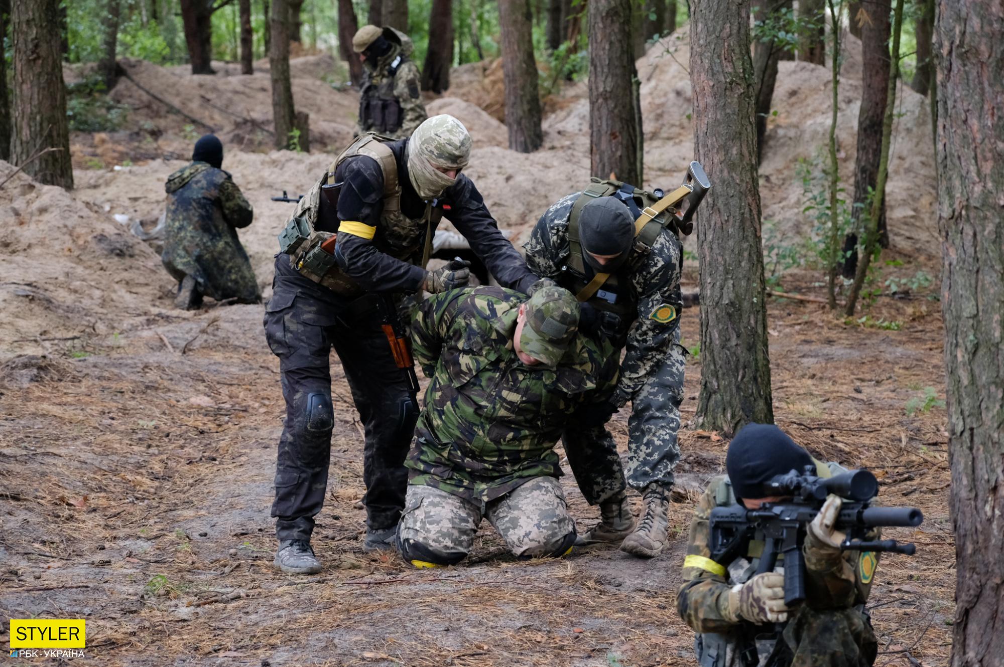 Тут ховалися 15 тисяч окупантів, а зараз тренуються бійці ТрО: сильні фото з навчального табору біля Бучі